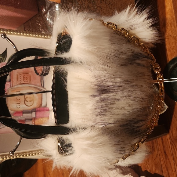 FAUX FUR WHITE AND BLACK SHOULDER BAG W GOLD CHAIN NWOT - Picture 2 of 5